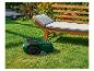 Gardena robotmaaier op een gazon bij een tuinbank.