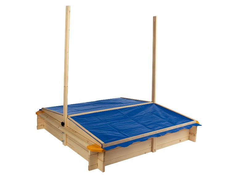 Un bac à sable en bois avec une bâche bleue