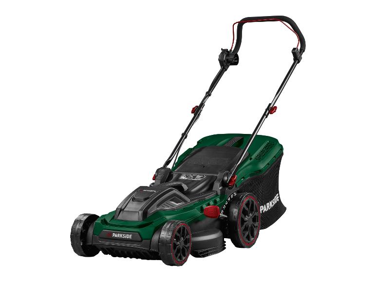 Een groene Parkside grasmaaier met een zwarte opvangbak.