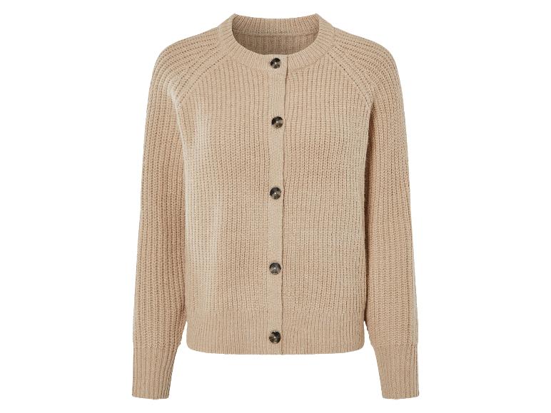 Beige gebreide trui met knopen.